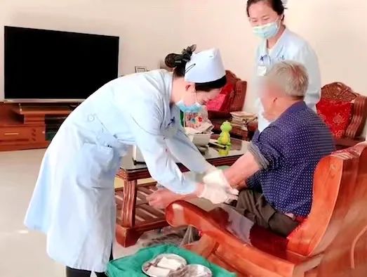 【保山安利医院】82岁爷爷与老伴居家，在院手术后换药不便，居家护理上门服务解难题